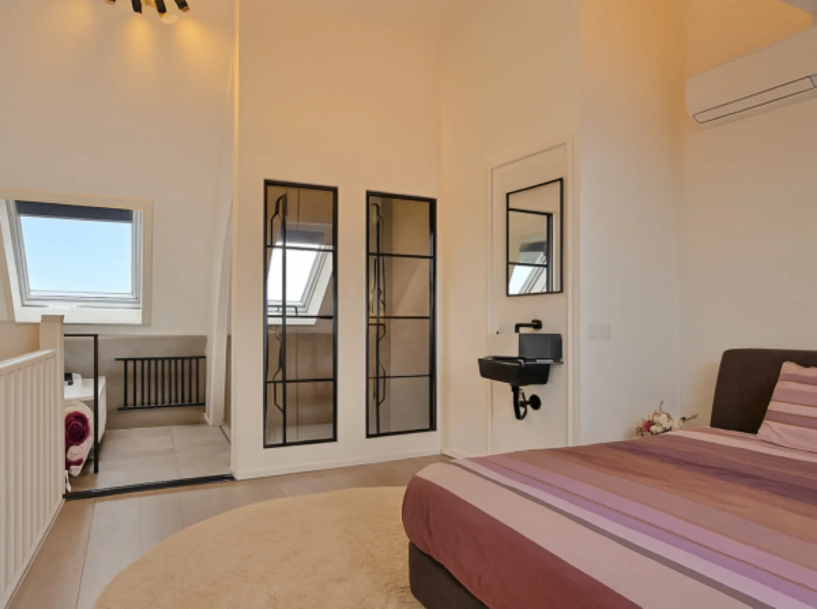 Badkamer en-suite met ligbad gerealiseerd op zolder