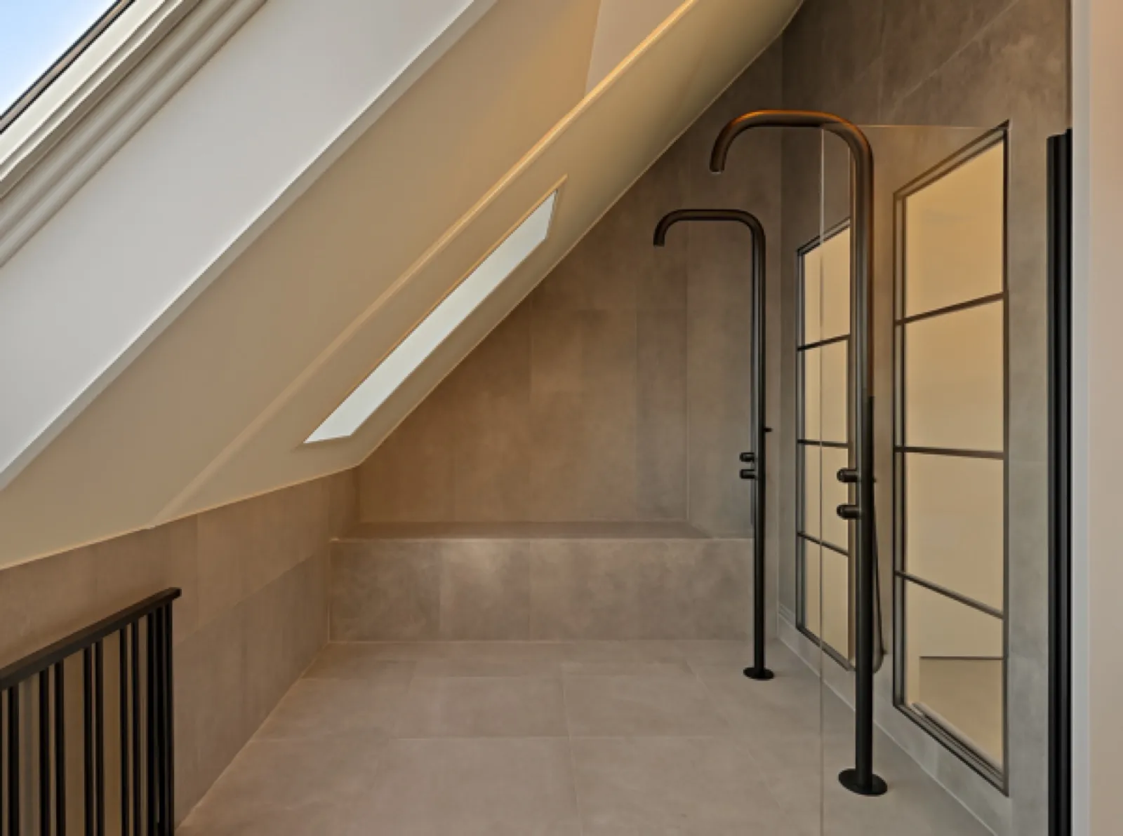 Tweede badkamer en-suite project op zolder met inloopdouche