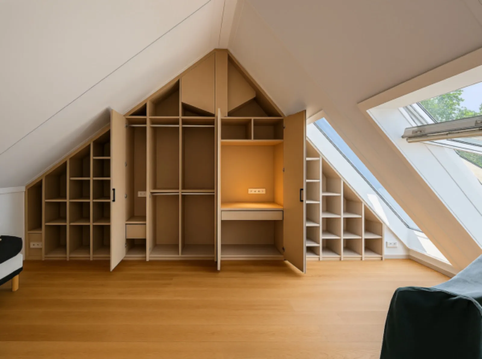 Maatwerk schuifwandkasten onder het schuine dak